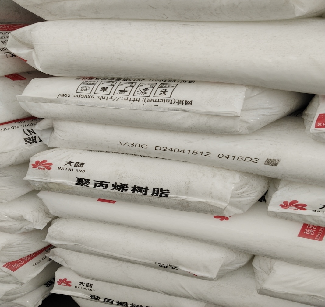 MAINLAND-PP-V30G-polypropylene-resin-sacks-stacked-in-factory-warehouse